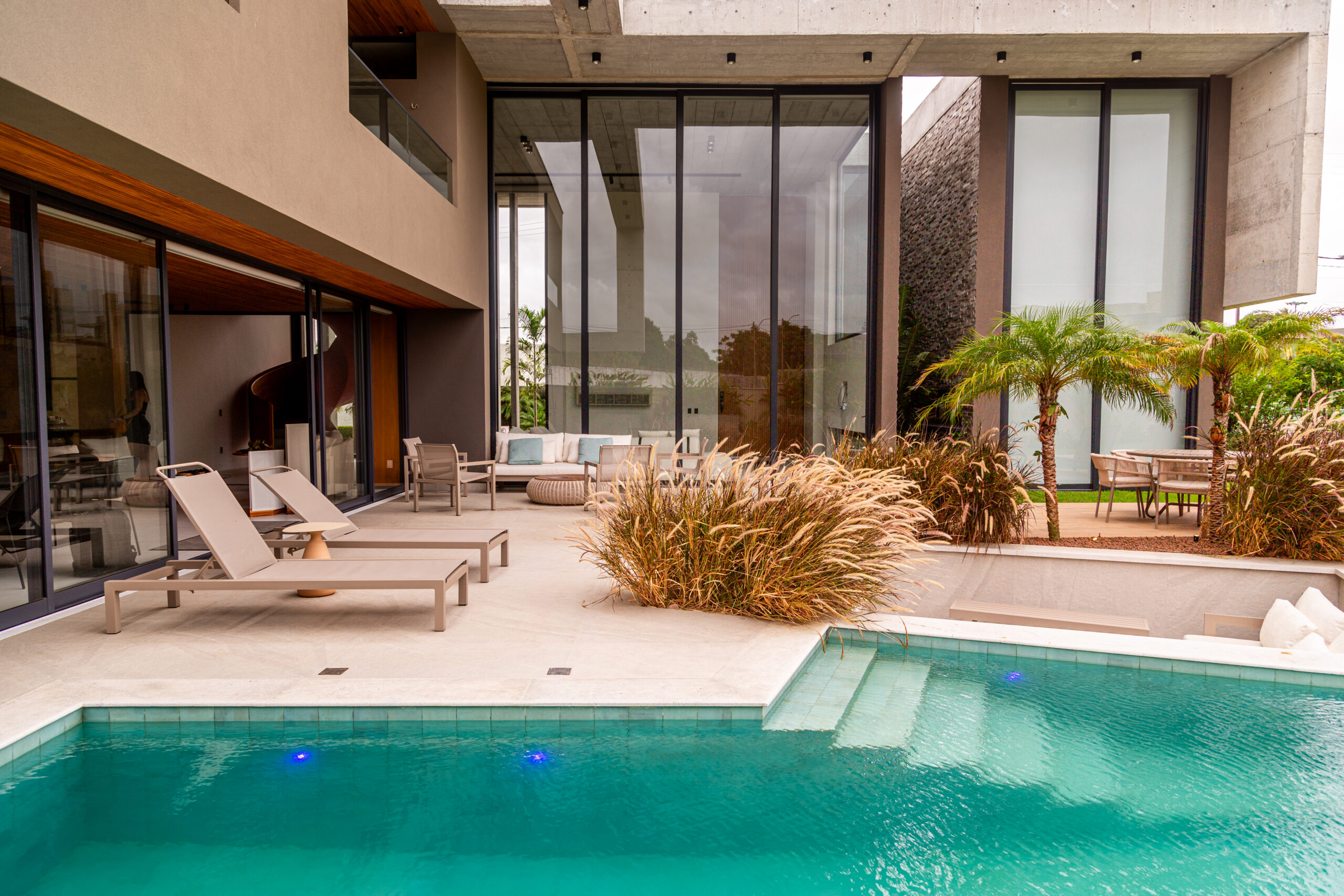 Área externa com piscina e jardim para planejar sua resiência.