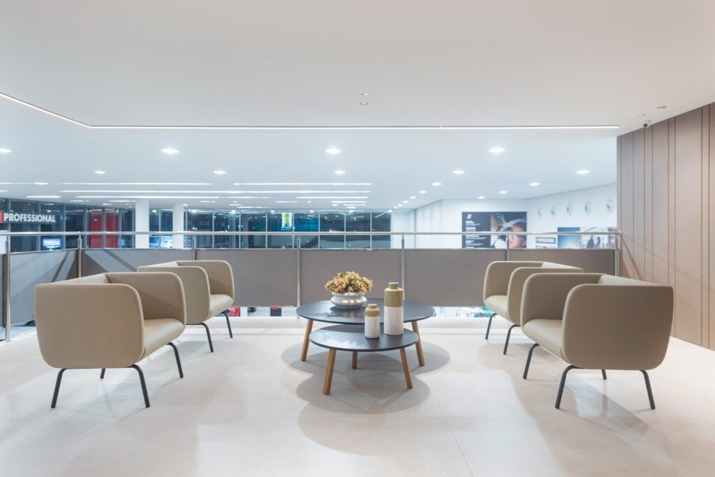 Ambiente de loja projetado como uma plataforma de relacionamento, proporcionando uma experiência única e personalizada para fortalecer os laços com os clientes.